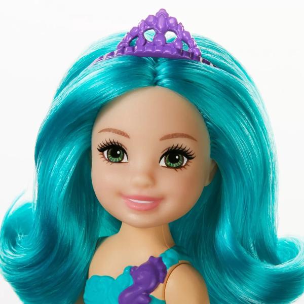 Papusile sirena Chelsea de la Barbie Dreamtopia fac o sclipire colorata in timpul jocului Aceste papusi fantastice-sirena celebreaza culorile curcubeului cu parul si cozile lor vibrante care sarbatoresc culorile lor Este usor sa infatisati vise reale si imaginate cu papusile sirena Chelsea pentru ca atunci cand intri in Dreamtopia te trezesti intr-o lume in care visele devin realitate Colecteaza toate papusile si jucariile Barbie Dreamtopia pentru a construi lumea magica si lasa-ti 