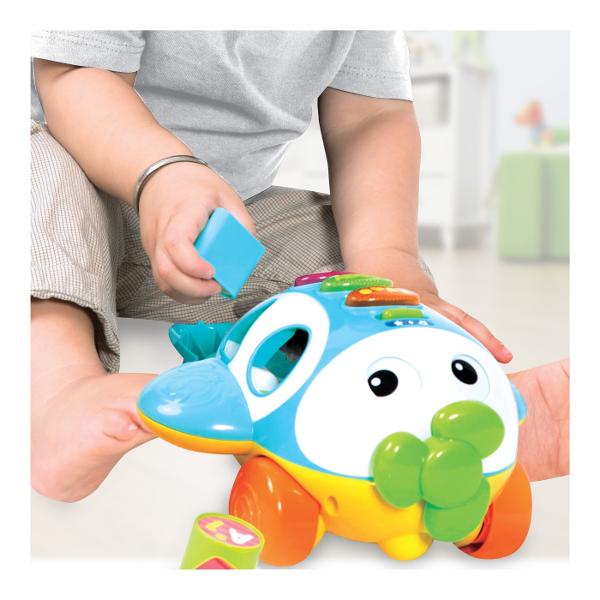 Jucaria Avion de Tras cu Activitati de la Winfun este o jucarie interactiva ce combina distractia cu invatarea Avionul include o activitate de sortare a formelor stimuland copiii sa invete despre formele geometrice triunghi inima cerc si patrat Prin tragerea avionului ochii si elicea se misca iar copiii vor auzi sunete vesele si melodii Aceasta jucarie incurajeaza invatarea literelor numerelor identificarea formelor si pronuntarea unor fraze amuzante Modul de muzica educativ include 