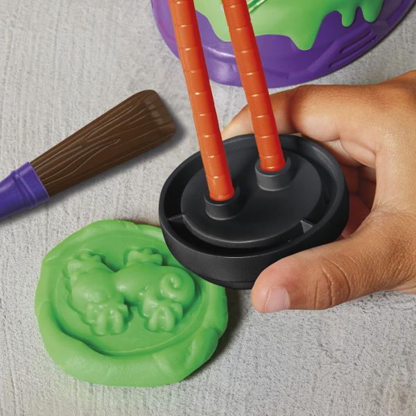 E o zi minunata sa fii un mutant cu Statia de Mutatii Play-Doh Povestiri cu testoasele ninja adolescente mutante Creeaza clone Play-Doh ale lui Mondo Gecko si imagineaza-ti aventuri epice cu acest set de joaca TMNT Trebuie doar sa incarci o forma de soparla in camera sa apesi partea de sus si vei descoperi un personaj Mondo colorat si moale Figurina de actiune Donatello are brate si picioare flexibile pentru o intorsatura senzoriala amuzanta Cele 3 culori Play-Doh ii ajuta pe copii sa 