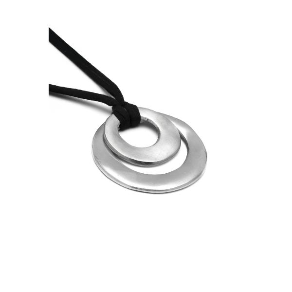 Adauga o nota de avangarda colectiei tale de accesorii cu colierul Jersey Mix Redondos o piesa statement care celebreaza frumusetea formelor imperfecte si designul eco-responsabil Creat special pentru femeia care isi doreste un look indraznet acest colier imbina armonios estetica industriala cu finisajele artizanaleDesign Artizanal si Geometrie ModernaPiesa centrala este compusa dintr-un trio dinamic de elemente circulare de dimensiuni diferite 