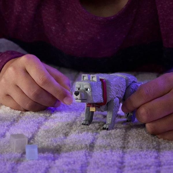 Intra in universul plin de actiune inspirat din filmul Minecraft cu aceste figurine detaliate si complet articulate Fiecare personaj este realizat cu atentie la detalii si include accesorii tematice specifice pentru a recrea scenele epice din film sau pentru a inventa propriile aventuri Setul contine elemente si arme inspirate din joc precum ciocane sulite unelte si blocuri oferind o experienta autentica si interactiva Figurinele sunt perfecte pentru colectionari si fanii universului 