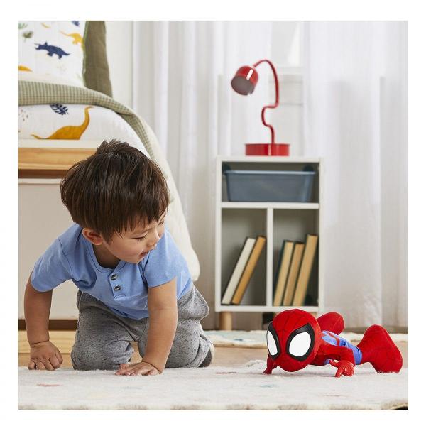 Jucaria interactiva Marvel SPIDEY SI PRIETENII SAI UIMITORI aduce actiunea si distractia direct in camera copilului Inspirat din indragitul serial pentru prescolari Spidey este pregatit sa danseze sa se tarasca si sa redea efecte sonore si melodii antrenante Copiii de la 3 ani in sus pot activa modul de in prin apasarea panzei de pe picior iar prin apasarea pictogramei de pe piept pot asculta efecte sonore si melodii instrumentale care transforma joaca intr-o experienta plina de energie 