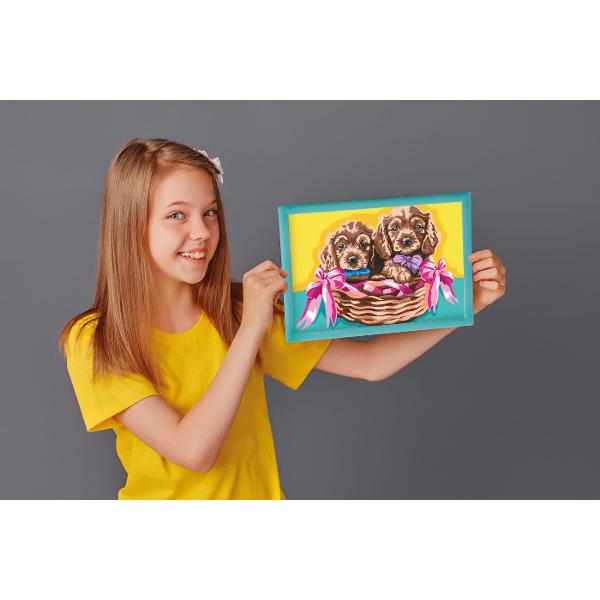 Pictaza si Inrameaza  Catelusi Adorabili este setul perfect pentru micii artisti care vor sa isi exprime creativitatea prin culoare si sa creeze o adevarata opera de arta Bazat pe tehnica de colorare pe numere acest set ii invata pe copii sa coloreze cu atentie si precizie imbunatatindu-si astfel talentul artistic rabdarea si abilitatile motorii fine La final fiecare copil se va bucura de o pictura reusita gata de inramat si expus cu mandrie Satisfactie si bucurie garantata 