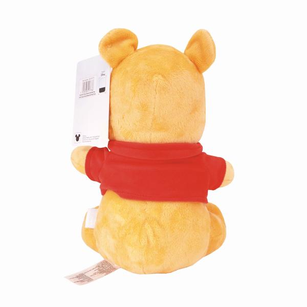 Plus Disney Winnie the Pooh 25 cm este o jucarie moale si prietenoasa inspirata de celebrul personaj din indragita poveste Winnie the Pooh Realizat din materiale fine si placute la atingere acest plus are o textura catifelata si un design atent finisat cu detalii brodate si culori vii Personajul poarta binecunoscuta bluza rosie cu inscriptia Pooh ceea ce il face usor de recunoscut si adorat de cei mici Cu o inaltime de 25 cm este perfect pentru imbratisari joaca zilnica sau pentru a 