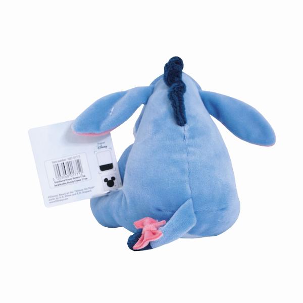Plus Disney Eeyore 17 cm este o jucarie moale si delicata inspirata de indragitul personajului din universul Winnie the Pooh Realizat din materiale fine si placute la atingere acest plus are o textura catifelata si un design atent realizat cu detalii brodate si expresie prietenoasa Culorile pastelate si urechile lungi cu interior roz redau fidel aspectul simpatic al personajului Eeyore Cu o inaltime de 17 cm este usor de tinut in brate si perfect pentru joaca zilnica calatorii sau pentru 