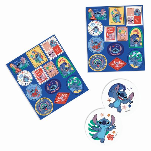 Setul creativ Disney Stitch este alegerea ideala pentru copii care iubesc pictura si personajele simpatice din universul Stitch Ambalat intr-o geanta practica cu maner usor de transport setul contine instrumente esentiale pentru activitati artistice precum carioci creioane colorate acuarele si pensula oferind tot ce este necesar pentru ore intregi de creativitate Designul viu colorat cu ilustratii atractive Stitch transforma fiecare sesiune de pictura intr-o experienta distractiva si 