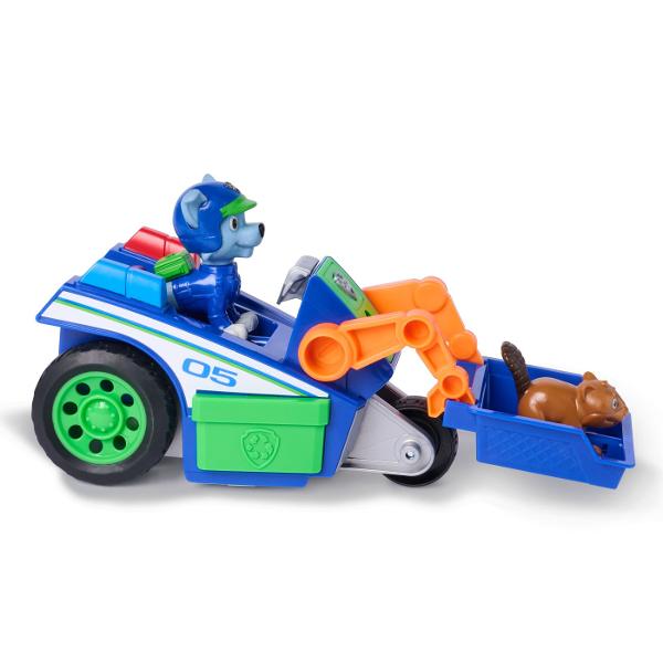 PATRULA CATELUSILOR CAUTARE SI SALVARE SET FIGURINA SI VEHICUL este un set de joaca inspirat din aventurile echipei de salvare concepute pentru copiii de peste 3 ani Fiecare set include un personaj indragit din Patrula Catelusilorl si vehiculul sau specific de interventie realizat in culori autentice si cu detalii fidele serialului animat Vehiculul este prevazut cu roti functionale si elemente mobile oferind o experienta de joaca dinamica si interactiva Figurina este articulata si usor de 