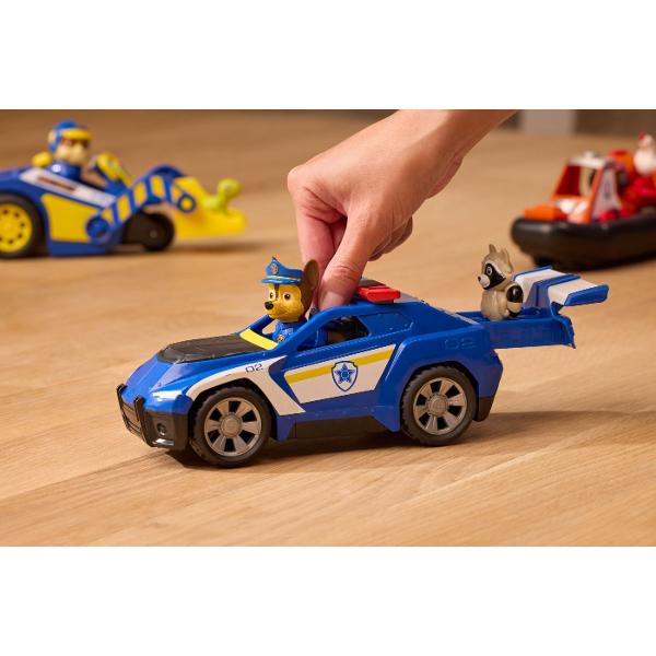 PATRULA CATELUSILOR CAUTARE SI SALVARE SET FIGURINA SI VEHICUL este un set de joaca inspirat din aventurile echipei de salvare concepute pentru copiii de peste 3 ani Fiecare set include un personaj indragit din Patrula Catelusilorl si vehiculul sau specific de interventie realizat in culori autentice si cu detalii fidele serialului animat Vehiculul este prevazut cu roti functionale si elemente mobile oferind o experienta de joaca dinamica si interactiva Figurina este articulata si usor de 