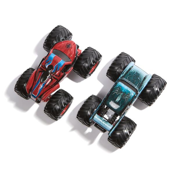Setul Monster Jam set 2 Masinute Metalice aduce fata in fata doua modele spectaculoase inspirate din universul supereroilor pregatite pentru confruntari pline de adrenalina Fiecare pachet include doua masini cu design tematic decorate in culorile si stilul personajelor Marvel realiza cu detalii atent finisate si roti supradimensionate specifice competitiei Monster Jam Masinile sunt construite pentru curse sarituri si impacturi spectaculoase incurajand jocul dinamic si imaginativ Exista 