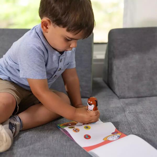 Melissa and Doug Sticker Wow este un set creativ de joaca pentru copii de la 3 ani in sus conceput pentru activitati distractive cu stickere Fiecare set include un aplicator tip stampila cu personaj reincarcabil care distribuie stickere individuale pe paginile incluse in caietul de activitate Setul contine aproximativ 300 de stickere si un caiet cu 24 de pagini pline de jocuri provocari si ilustratii colorate care incurajeaza copiii sa lipeasca sa potriveasca si sa completeze diferite 