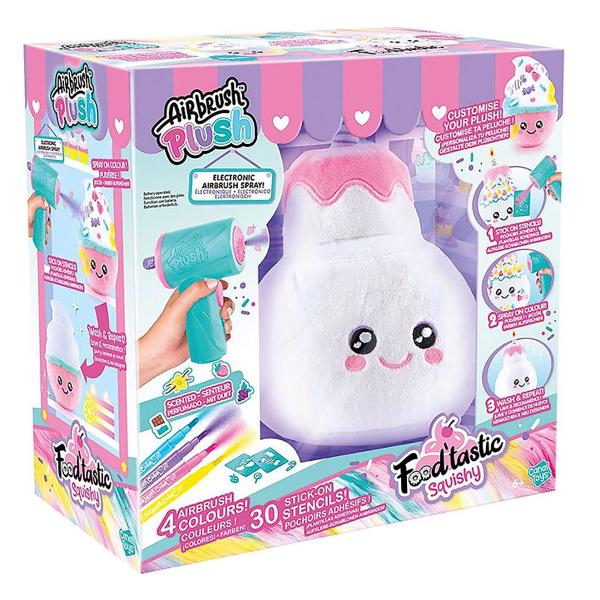 Da viata adorabilei tale jucarii de plus cu tematica de patiserie folosind spray-ul electronic cu aerograf markerele parfumate si sabloanele autoadezive incluse Creeaza modele colorate si adauga un miros delicios de prajitura pentru o experienta de joaca cu adevarat specialaPlusul poate fi spalat si redecorat astfel incat distractia sa nu se termine niciodata Sunt disponibile 2 modele diferite de colectionat Cupcake si Birthday Cake perfecte pentru copiii pasionati de creatie 