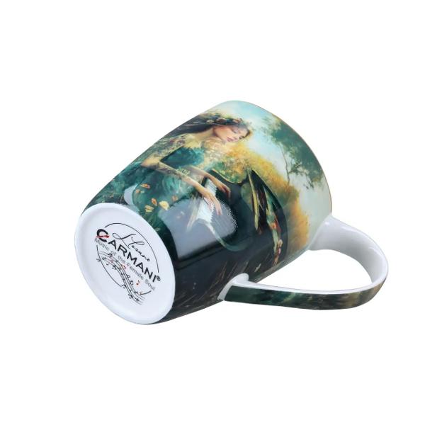 Can&259; rafinat&259; din por&539;elan fin cu o capacitate de 350 ml decorat&259; cu un design artistic din colec&539;ia &bdquo;Muzica sufletului feminin&rdquo; semnat&259; de Laura Lozano Ilustra&539;ia delicat&259; prezint&259; o t&acirc;n&259;r&259; care c&acirc;nt&259; la pian aflat&259; &icirc;ntr-un c&acirc;mp plin de flori s&259;lbatice cre&acirc;nd o atmosfer&259; poetic&259; &537;i plin&259; de sensibilitatep 