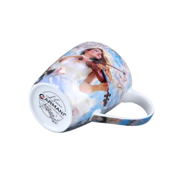 Can&259; elegant&259; din por&539;elan fin cu o capacitate de 350 ml decorat&259; cu un design artistic din colec&539;ia &bdquo;Muzica sufletului feminin&rdquo; semnat&259; de Laura Lozano Ilustra&539;ia delicat&259; surprinde o t&acirc;n&259;r&259; care c&acirc;nt&259; la vioar&259; &icirc;nconjurat&259; de pomi &icirc;nflori&539;i &icirc;ntr-un cadru poetic ce &icirc;mbin&259; armonios natura cu sensibilitatea muziciip 