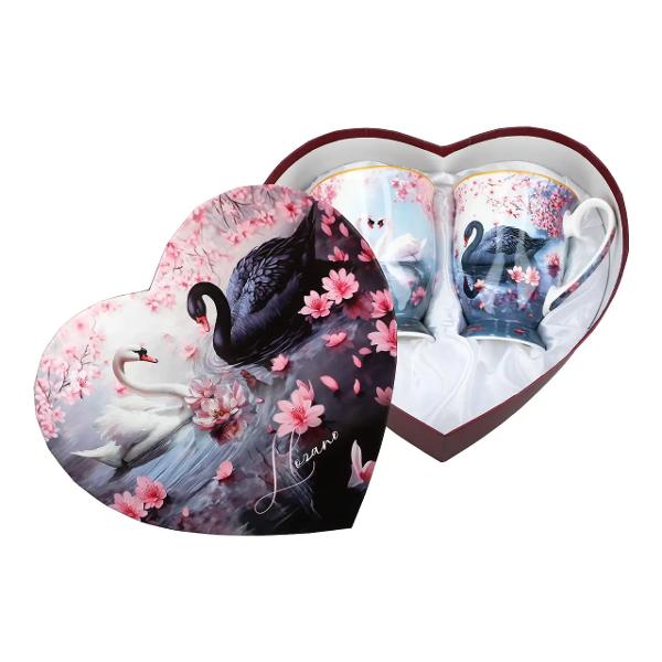 Set elegant format din 2 c&259;ni din por&539;elan fin cu o capacitate de 280 ml fiecare semnate Carmani Designul delicat ilustreaz&259; dou&259; lebede gra&539;ioase &ndash; una alb&259; &537;i una neagr&259; &ndash; plutind lini&537;tit pe suprafa&539;a unui lac &icirc;nconjurate de copaci &icirc;nflori&539;i &icirc;ntr-o atmosfer&259; romantic&259; &537;i rafinat&259;Contrastul dintre leb&259;da 