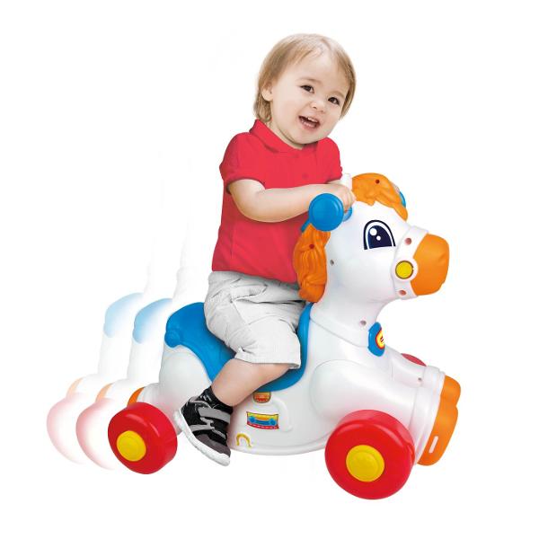 Winfun Balansoar Calut 2 in 1 este o jucarie interactiva conceputa pentru copii cu varsta intre 12 si 36 luni care combina functia de balansoar cu cea de ride-on pentru distractie si dezvoltare activa Designul prietenos in forma de calut cu culori vii si detalii atractive capteaza imediat atentia celor mici Jucaria poate fi folosita in doua moduri ca balansoar pentru miscare lina si relaxanta sau ca vehicul cu roti pentru deplasare oferind versatilitate si adaptare pe masura ce copilul 