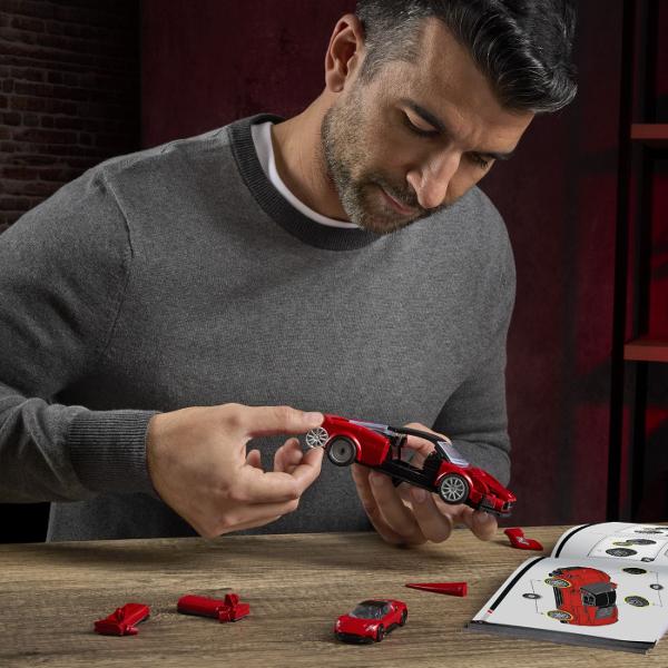 Setul HOT WHEELS MASERATI MC20 aduce impreuna eleganta legendarei marci Maserati si creativitatea constructiei cu piese oferind o experienta premium pentru pasionatii de supercaruri si colectionarii Hot Wheels Pachetul include o masina metalica exclusiva MC20 insotita de o placa semnatura precum si un set de constructie format din 250 de piese cu ajutorul carora poti construi un model impresionant al celebrului supercar italian Designul rafinat liniile aerodinamice si detaliile realiste 