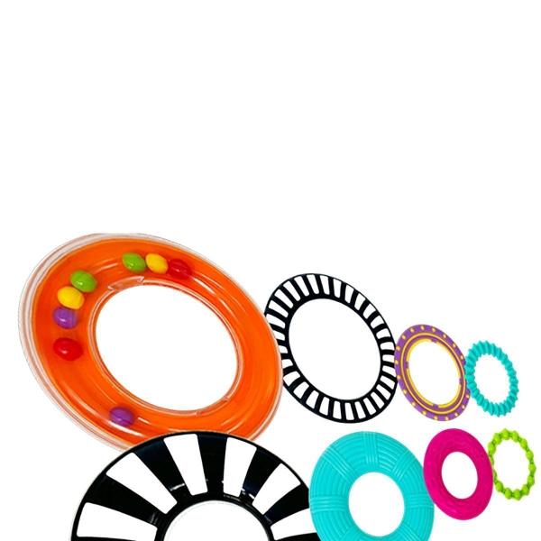 Winfun Stivuitor Cu Inele Senzorial este o jucarie educativa pentru bebelusi conceputa pentru a stimula dezvoltarea senzoriala si coordonarea inca de la varste fragede Setul include mai multe inele colorate cu texturi diferite usor de prins si de manevrat de catre mainile mici Baza instabila de tip wobble adauga un element de miscare care face jocul mai interactiv si mai distractiv incurajand copilul sa exploreze si sa repete actiunile Fiecare inel are forme culori si suprafete variate 