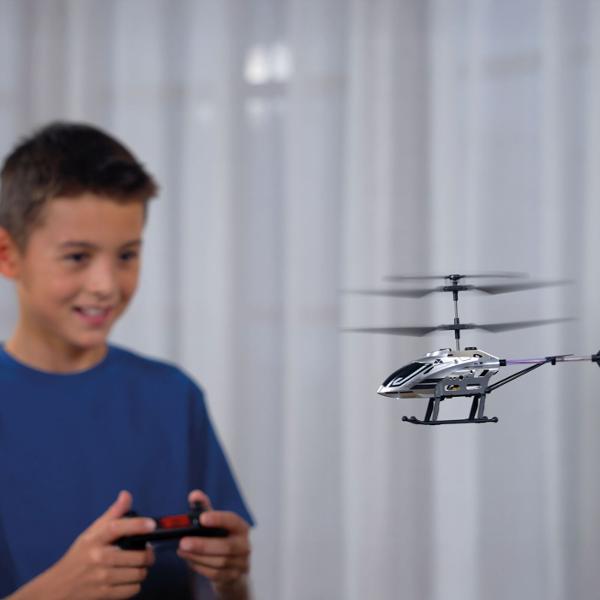 Silverlit Flybotic Sky Aurora este un elicopter cu telecomanda conceput pentru zbor stabil si control precis potrivit copiilor peste 8 ani Modelul dispune de sistem cu rotor dublu pentru echilibru optim si manevrabilitate imbunatatita fiind ideal pentru utilizare in interior Designul aerodinamic modern este completat de efectul luminos Dazzle LED Tail Light care ofera un plus de vizibilitate si impact vizual in timpul zborului Telecomanda ergonomica permite control intuitiv al directiei si 