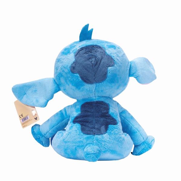 Plus Disney Stitch 25 cm este o jucarie moale si simpatica inspirata din celebrul personaj din universul Lilo si Stitch Realizat din materiale textile fine si placute la atingere acest plus reda fidel trasaturile lui Stitch cu ochi mari expresivi urechi late si detalii brodate atent finisate Dimensiunea de 25 cm il face potrivit pentru imbratisari joaca zilnica sau pentru a fi asezat ca element decorativ in camera copilului Este usor de transport ideal pentru calatorii sau pentru 