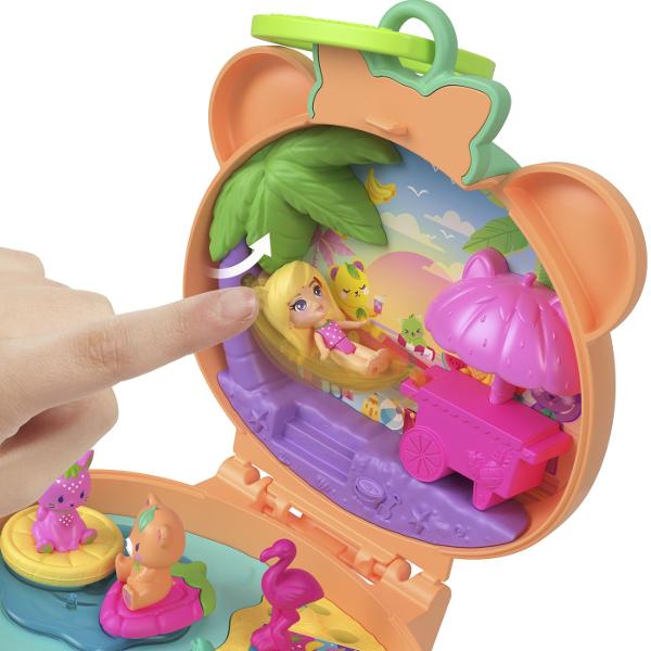 Setul de joaca Polly Pocket aduce distractia intr-un format portabil si colorat perfect pentru aventuri oriunde Fiecare are un design vesel si include o mini figurina Polly Pocket accesorii tematice si elemente interactive care transforma interiorul intr-un mic univers de joaca Se deschide pentru a dezvalui o scena de joc plina de detalii si surpriza unde copiii pot inventa povesti si pot explora diferite activitati alaturi de figurina inclusa Accesoriile si decorurile permit crearea unor 