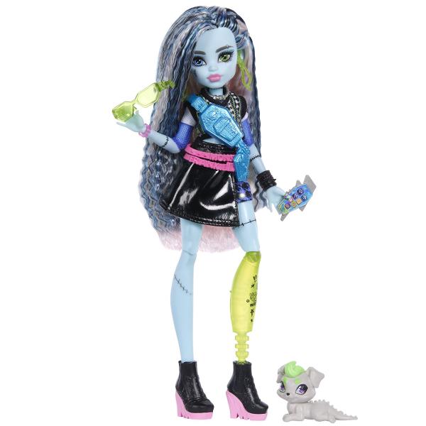 Descopera stilul electrizant din universul Monster High cu papusa Frankie Stein un personaj iconic cu un look modern si accesorii pline de personalitate Frankie impresioneaza prin parul lung in nuante contrastante si tinuta statement compusa din rochie neagra cu detalii grafice si elemente inspirate din tema electrica Accesoriile incluse completeaza povestea de la ochelari si bautura tematica pana la telefon gustare si un adorabil animal de companie Fiecare detaliu reflecta spiritul 