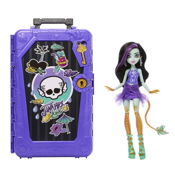 Descopera misterele din universul Monster High cu Skulltimate Secrets un pachet plin de surpriza si transformari spectaculoase In interior se afla papusa inspirata din tematica exotica cu tinute si accesorii ascunse ce pot fi dezvaluite pas cu pas Setul include peste 19 surprize si mai mult de 125 de combinatii de styling oferind numeroase posibilitati de personalizare a look-ului Copilul poate debloca compartimentele cu ajutorul cheii incluse descoperind haine accesorii si elemente 