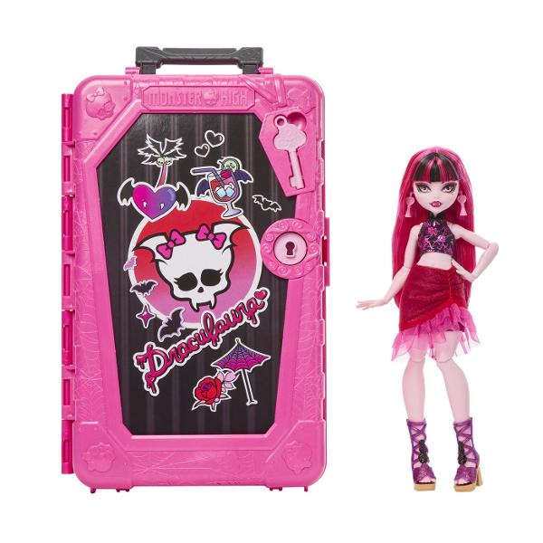 Descopera universul plin de mister si stil din colectia Monster High Skulltimate Secrets cu papusa Draculaura intr-o editie speciala cu surpriza Setul include peste 19 surprize si ofera mai mult de 125 de combinatii de styling permitand personalizarea completa a tinutelor si accesoriilor Copilul poate debloca compartimentele secrete cu ajutorul cheii incluse dezvaluind haine accesorii si elemente tematice inspirate din atmosfera exotica a oazei Papusa impresioneaza prin tinute in nuante 