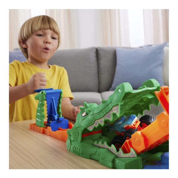 Pregateste-te pentru actiune la scara mare cu setul Hot Wheels Monster Trucks Provocarea Crocodilului cu masinuta inclusa o provocare spectaculoasa plina de viteza si impact Arena este dominata de un crocodil urias cu falci deschise gata sa prinda camionul Monster Truck in timpul cursei Copilul lanseaza vehiculul pe rampa tintind direct spre tinta pentru a dobori obstacolul si a invinge crocodilul Setul include un Monster Truck Mega Wrex realizat in stil robust cu roti supradimensionate 
