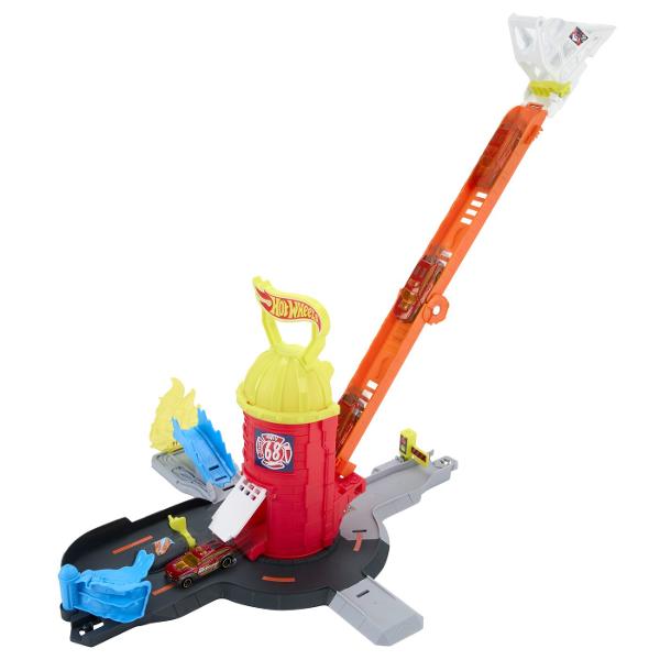Intra in actiune cu setul Hot Wheels City Super Statie De Pompieri o statie de pompieri spectaculoasa care aduce adrenalina si misiuni de salvare direct in camera copilului Turnul central rotativ la 360 de grade permite lansari dinamice iar rampa lunga de peste 40 cm ofera viteza maxima pentru interventii rapide Setul include o masinuta Hot Wheels si multiple zone de joaca cu obstacole si elemente interactive care transforma fiecare cursa intr-o operatiune de salvare plina de suspans 