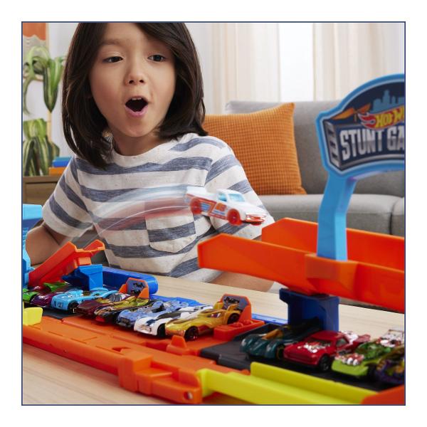 Descopera adrenalina si versatilitatea cu setul Hot Wheels City un garaj spectaculos 2 in 1 care se transforma rapid din spatiu de parcare intr-o pista plina de cascadorii Structura modulara permite configurarea in mod garaj pentru depozitarea masinutelor sau in mod stunt pentru lansari rapid si trasee dinamice Setul include o masinuta Hot Wheels si multiple niveluri cu rampe platforme si mecanisme de lansare care ofera actiune continua Capacitatea de stocare generoasa permite organizarea a 
