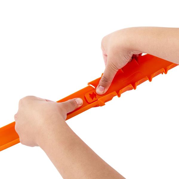 Creaturi fioroase au invadat locurile cunoscute din Hot Wheels City formand obstacole palpitante si aventuri legendare pe care copiii sa le traiasca impreuna cu vehiculele lor Hot Wheels Aceste seturi se conecteaza intre ele si cu alte seturi astfel incat copiii sa isi poata construi propriul peisaj urban unic plin de provocari si obstacole de inamic care inspira povesti creative prin joc de impins vor dori sa le colectioneze pe toate fiecare se vinde separat Include o masina Hot Wheels 