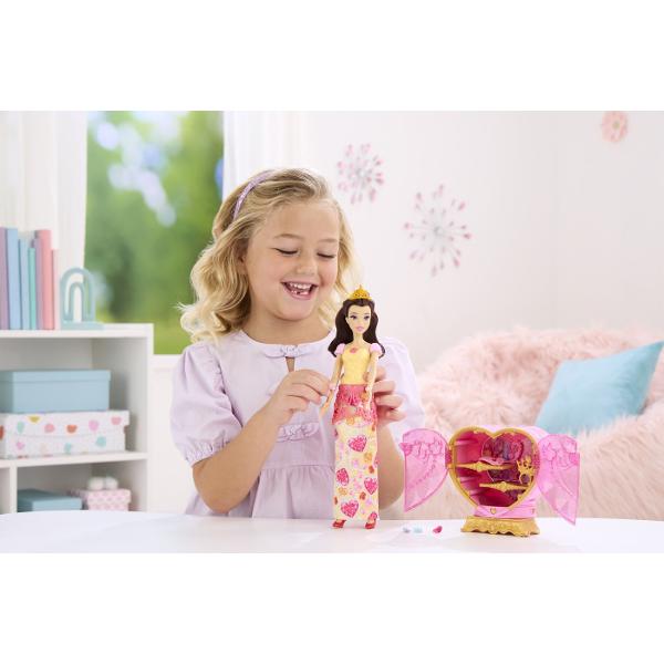 Setul Disney Princess Jewel Reveal aduce magia povestilor Disney intr-o experienta plina de surprize Ambalat intr-o cutie eleganta in forma de inima stralucitoare setul ascunde in interior o papusa inspirata din universul Printeselor Disney si multiple accesorii surpriza Copiii pot deschide compartimentele pentru a descoperi treptat elementele incluse precum accesorii de moda si detalii inspirate din poveste Designul sclipitor si mecanismul de deschidere a transformarii momentului 