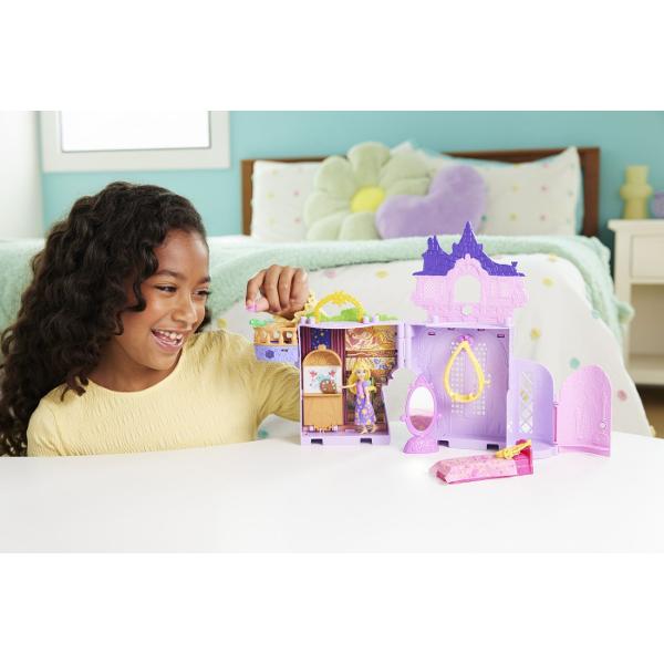 Setul Disney Princess Rapunzel recreeaza lumea magica din povestea printesei Rapunzel intr-un format compact si interactiv Setul include o mini figurina Rapunzel si elemente de decor inspirate din celebrul turn din poveste Piesele pot fi asamblate pentru a crea o scena de basm plina de culoare iar structura modulara permite extinderea si conectarea cu alte seturi din colectia Storytime Stackers Detaliile inspirate din universul Disney culorile vibrante si accesorii tematice incurajeaza 
