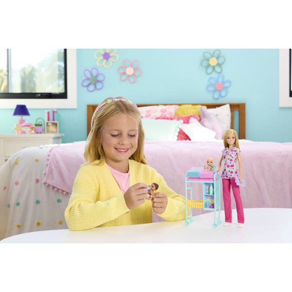 Descopera universul plin de grija si imaginatie cu papusa Barbie Doctor Pediatru un set adorabil care incurajeaza jocul de rol si dezvoltarea empatiei Barbie este imbracata in uniforma medicala colorata cu imprimeu vesel si stetoscop la gat pregatita sa aiba grija de cei doi bebelusi inclusiv in set Pachetul cu accesorii specifice unui cabinet pediatric precum pat pentru consult instrumente medicale si diverse pentru ingrijiri micutilor oferind multe posibilitati de joaca Copilul poate 