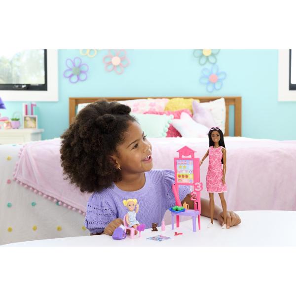 Copiii pot explora tot felul de cariere cu Barbie De la un om de stiinta la un copil de doctor papusile Barbie Careers sunt gata sa inspire povesti pentru toata lumea Barbie poarta haine detasabile cu tematica de cariera si alte accesorii pentru a spune povesti Imaginatia poate juca o lume plina de posibilitati de povestire si oportunitati de cariera cu aceasta papusa puternica gata sa inspire copiii sa fie tot ce isi doresc sa fie Acest pachet contine o Papusa Barbie Mulatra Profesoara