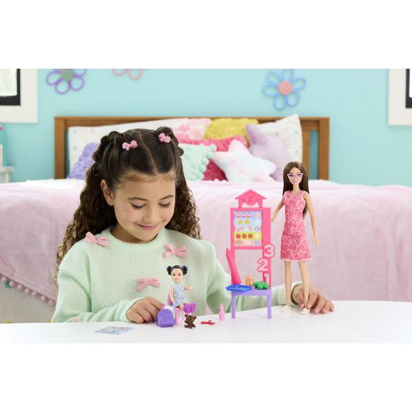 Copiii pot explora tot felul de cariere cu Barbie De la un om de stiinta la un copil de doctor papusile Barbie Careers sunt gata sa inspire povesti pentru toata lumea Barbie poarta haine detasabile cu tematica de cariera si alte accesorii pentru a spune povesti Imaginatia poate juca o lume plina de posibilitati de povestire si oportunitati de cariera cu aceasta papusa puternica gata sa inspire copiii sa fie tot ce isi doresc sa fie Acest pachet include un set de joaca Barbie Profesoara