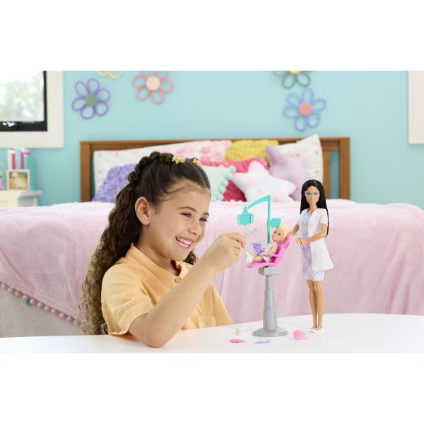 Copiii pot explora tot felul de cariere cu Barbie De la un om de stiinta la un copil de doctor papusile Barbie Careers sunt gata sa inspire povesti pentru toata lumea Barbie poarta haine detasabile cu tematica de cariera si alte accesorii pentru a spune povesti Imaginatia poate juca o lume plina de posibilitati de povestire si oportunitati de cariera cu aceasta papusa puternica gata sa inspire copiii sa fie tot ce isi doresc sa fie Acest pachet contine un set de joaca cu Barbie Dentist