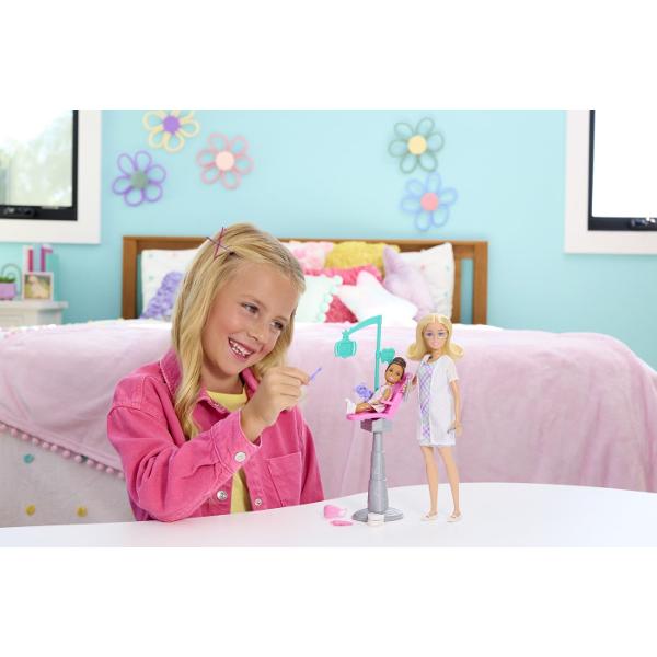 Copiii pot explora tot felul de cariere cu Barbie De la un om de stiinta la un copil de doctor papusile Barbie Careers sunt gata sa inspire povesti pentru toata lumea Barbie poarta haine detasabile cu tematica de cariera si alte accesorii pentru a spune povesti Imaginatia poate juca o lume plina de posibilitati de povestire si oportunitati de cariera cu aceasta papusa puternica gata sa inspire copiii sa fie tot ce isi doresc sa fie Acest pachet contine un set de joaca Barbie Dentist