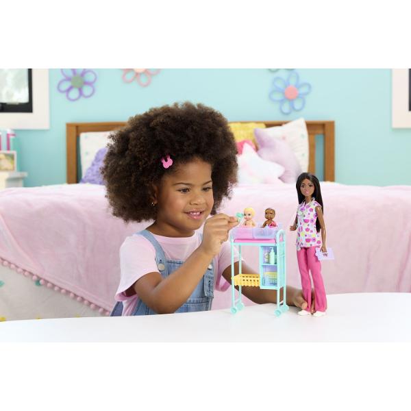 Copiii pot explora tot felul de cariere cu Barbie De la un om de stiinta la un copil de doctor papusile Barbie Careers sunt gata sa inspire povesti pentru toata lumea Barbie poarta haine detasabile cu tematica de cariera si alte accesorii pentru a spune povesti Imaginatia poate juca o lume plina de posibilitati de povestire si oportunitati de cariera cu aceasta papusa puternica gata sa inspire copiii sa fie tot ce isi doresc sa fie Acest pachet include un set de joaca Barbie Medic 