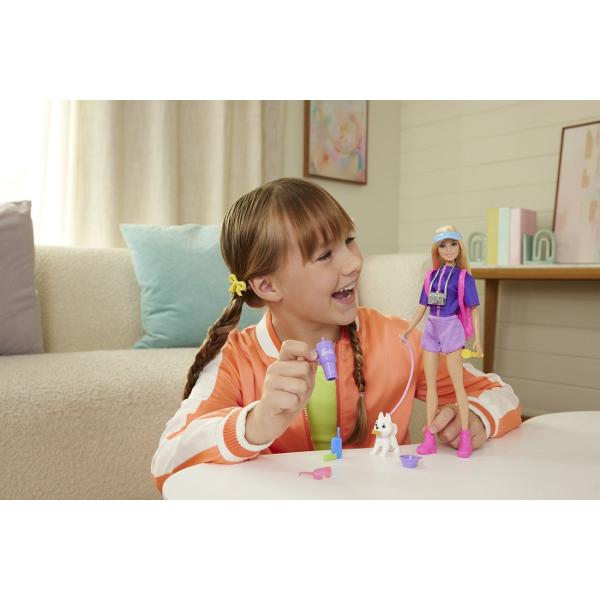 Porneste in aventuri in aer liber alaturi de papusa Barbie Malibu din colectia Family And Friends pregatita pentru momente pline de distractie si explorare Imbracata intr-o tinuta casual si moderna cu bluza mov si pantaloni scurti asortati Barbie este gata pentru plimbari drumetii si joaca in natura Aspectul prietenos si stilul relaxat incurajeaza joaca de rol si imaginatia copiilor Setul include diverse accesorii tematice care completeaza experienta perfecta de joaca precum rucsac 
