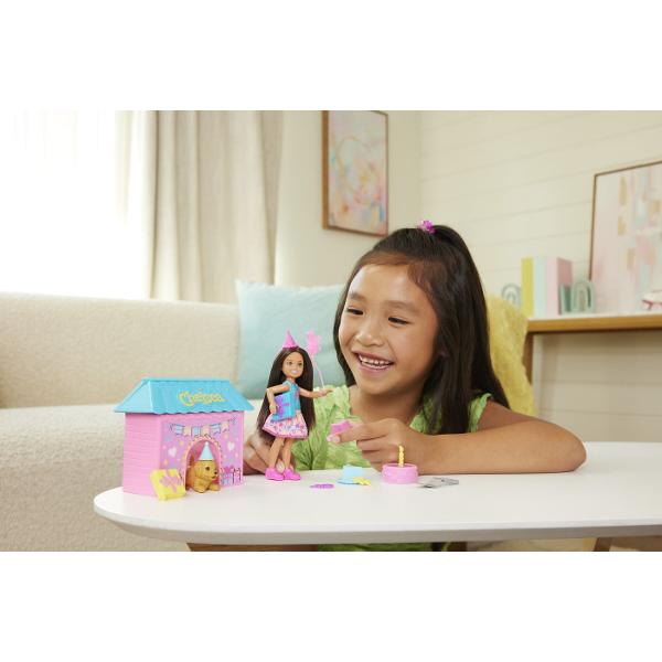 Setul Barbie Family and Friends Clubul lui Chelsea Zi De Nastere aduce distractia unei petreceri aniversare direct in lumea jocului imaginativ Setul include o papusa Chelsea si multiple accesorii tematice care recreeaza atmosfera unei petreceri pline de culoare Standul decorat cadourile baloanele si accesoriile de petrecere permit copiilor sa creeze propriile povesti si scenarii de sarbatoare Setul mai include si un mic animal de companie si diverse elemente decorative care completeaza 