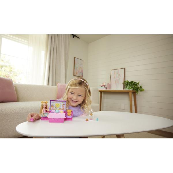 Setul Barbie Family and Friends Clubul lui Chelsea Petrecere Cu Ceai Surpriza transforma timpul de joaca intr-o petrecere vesela in aer liber Setul include o papusa Chelsea si multe accesorii tematice pentru un picnic sau o petrecere cu ceai precum cani ceainic deserturi si alte elemente decorative Standul de servire se poate transforma intr-un cos de picnic compact usor de transport si depozitat Culorile vesele si detaliile inspirate din lumea deserturilor creeaza o atmosfera jucausa 