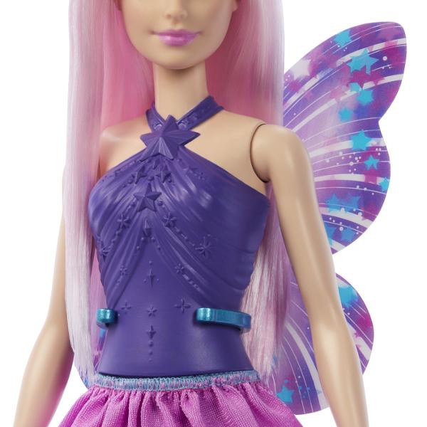 Descopera lumea magica unde totul este posibil cu Barbie Dreamtopia Cu aceste papusi Barbie Zane povestile prind viata Tinuta de vis are un corset minunat cu model in relief si o fustita perfect asortata Ai observat si aripioarele papusii Acestea raspandesc magia Barbie prin toata camera de joaca O tiara deosebita adauga o nota regala pentru jocul de rol cu printese Acest pachet contine o papusa Barbie cu par roz si tinuta in 2 culori