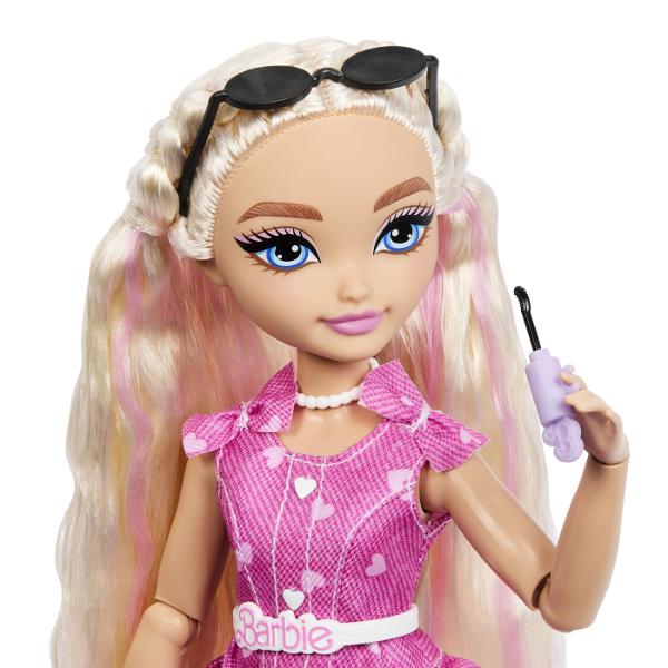 Papusa Barbie Dream Besties Malibu aduce stil prietenie si creativitate in jocul copiilor Inspirata din universul Barbie Dream Besties aceasta papusa are un look modern si plin de culoare perfect pentru a recrea aventuri si povesti alaturi de prietenele ei Papusa poarta sau rochie roz cu detalii adorabile si are parul blond lung coafat in stil modern Setul include mai multe accesorii tematice care completeaza povestea si incurajeaza jocul de rol precum un animalut de companie si obiecte 