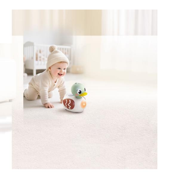 Ratusca Interactiva cu Muzica Si Lumini este o jucarie interactiva special conceputa cu varsta intre 6 si 36 de luni care incurajeaza miscarea explorarea si dezvoltarea timpurii prin joaca activa Ratusca simpatica se deplaseaza pe podea si stimuleaza copilul sa se tarasca si sa o urmareasca sustinand dezvoltarea abilitatilor motorii grosiere si coordonarea mana-ochi Include peste 20 de melodii sunete si efecte muzicale care capteaza atentia si contribuie la dezvoltarea simtului auditiv si 