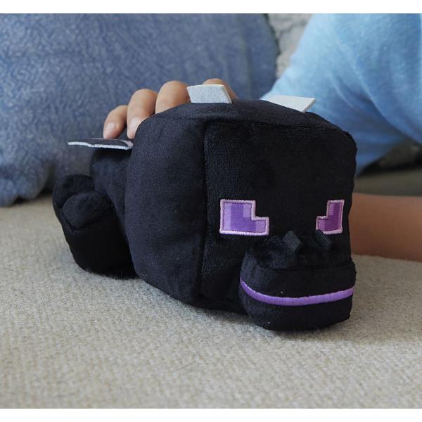 Adu lumea pixelata din Minecraft in realitate cu aceste jucarii de plus si detalii inspirate de personajele si creatiile iconice din joc Fiecare plus are design autentic culori vii si forme cubice pastrand fidelitatea fata de stilul grafic al jocului Colectia include atat personaje populare cum ar fi Steve si Alex cat si creaturi indragite sau temute precum Zombie Albastru Axolotl Bee Papagal Pisica Cal sau alte animale si mob-uri din Minecraft Realizate din materiale moi si 