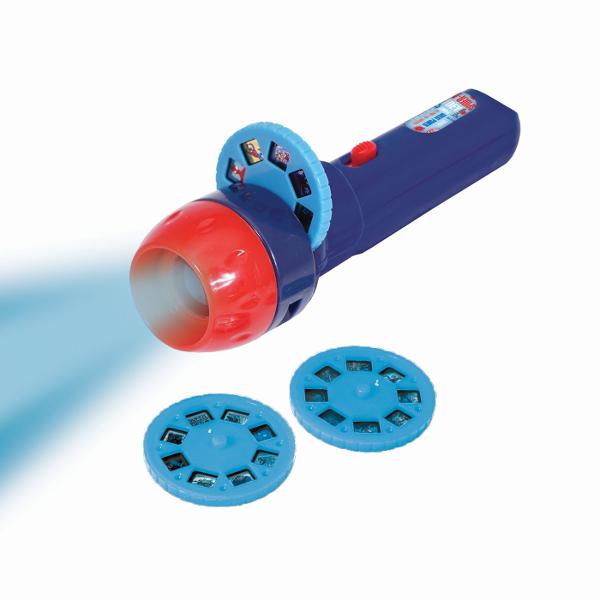 Cu mini proiectorul Spiderman poti acum sa iti urmaresti eroii preferati Amplaseaza rola in proiector si urmareste imaginile uimitoare din Marvel Spiderman derulandu-se iar si iar Pachetul contine 3 role de proiector cu un total de 24 de imagini Produsul include- 1 mini proiector 3 role de proiector cu imagini manual