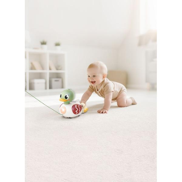 Jucarie interactiva de tras Familia De Ratuste conceputa speciala pentru bebelusi si copii mici care imbina joaca activa cu stimularea senzoriala Produsul include o ratusta mare prevazuta cu snur pentru tragere si o ratusta mica creand un set atractiv si prietenos pentru cei mici Jucaria este echipata cu functii muzicale si efecte sonore peste 20 de melodii si sunete contribuind la dezvoltarea auzului si a reactiilor copilului Miscarea in timpul deplasarii combinata cu luminile si 