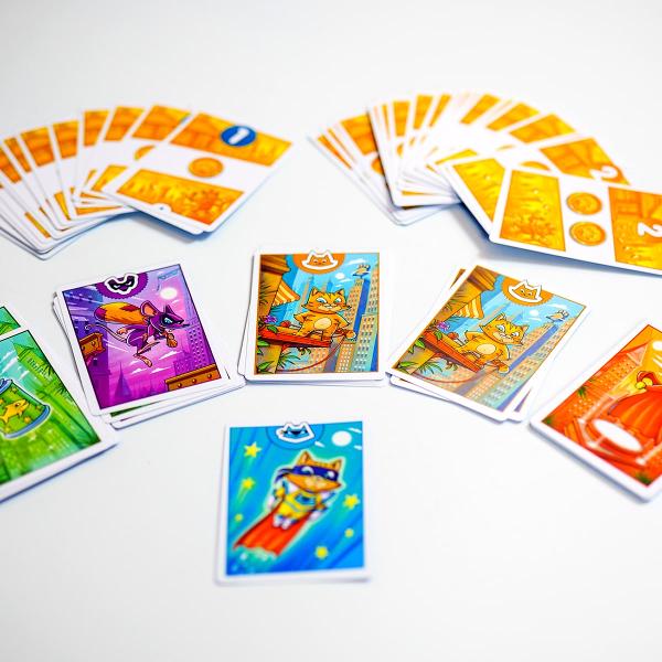 Felina supererou a disp&259;rut Dac&259; o g&259;se&537;ti primul ve&539;i fi cei mai buni prieteni Ia-&539;i rucsacul &537;i porne&537;te &icirc;n c&259;utarea eiFii primul care afl&259; unde este SUPER MIAU felina supererou Atrage-l cu m&acirc;ncarea lui preferat&259; &537;i g&259;se&537;te-i un costum demn de faptele sale eroice Pornind de la acelea&537;i c&259;r&539;i fiecare juc&259;tor &icirc;&537;i compune propriul pachet de 