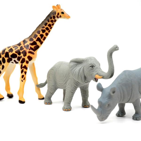 Folose&537;te-&539;i imagina&539;ia &537;i creeaz&259; tot feluri de scene anima&539;ii particip&259; la expedi&539;ii &537;i misiuni aventuroase &icirc;n safari Depinde doar de tine &537;i de creativitatea ta Setul con&539;ine 6 figurine de animale s&259;lbatice tigru leu elefant giraf&259; zebr&259; rinocer din plastic